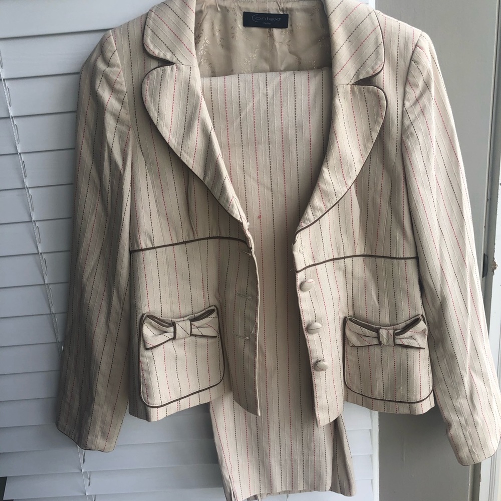 Context petite suit